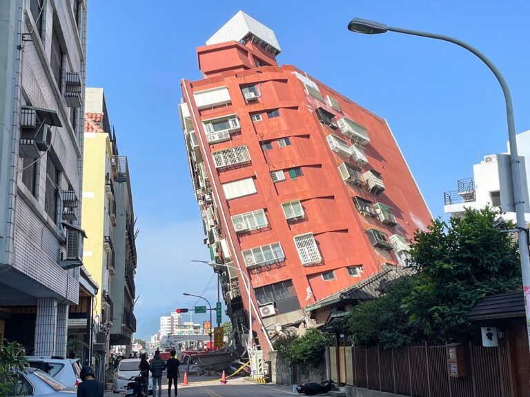 Terremoto a Taiwan di magnitudo 7,4, almeno 9 morti e 1.050 i feriti