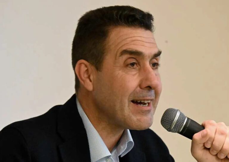 Il caso Vannacci scuote la Lega, grande imbarazzo nelle chat del partito. Giorgetti lo scarica: “Non è dei nostri”