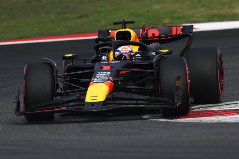 F1 Gp di Cina, pole per Verstappen: le Ferrari di Leclerc e Sainz sesta e settima