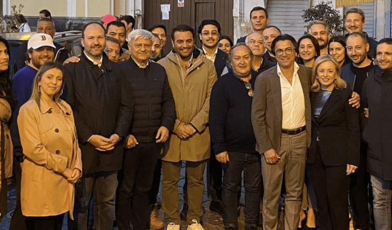 FOTO Comunali Aversa, c’è la stretta di mano tra Farinaro e Cangiano: capolavoro di Pagano. In città anche Zinzi