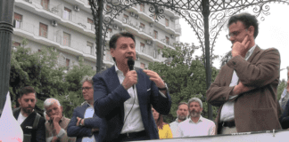 SPECIALE VIDEO Aversa, l’abbraccio dei 5 Stelle a Conte: “Baldascino svolta per la città”. Il candidato sindaco: “I due centrodestra con politicanti pericolosi”