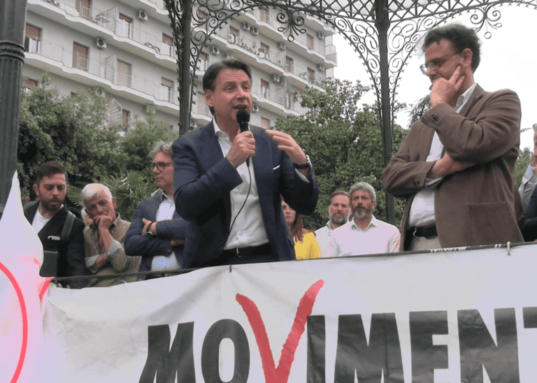 SPECIALE VIDEO Aversa, l’abbraccio dei 5 Stelle a Conte: “Baldascino svolta per la città”. Il candidato sindaco: “I due centrodestra con politicanti pericolosi”
