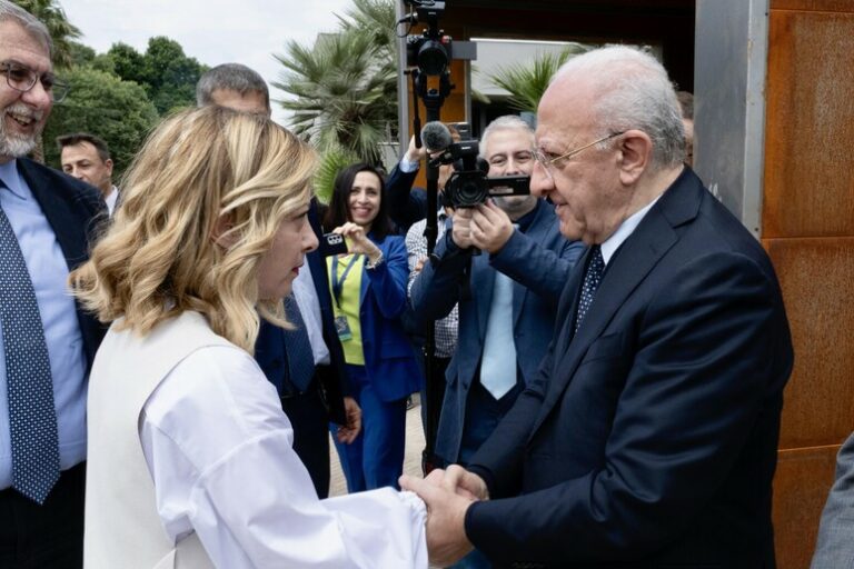 Terzo mandato, l’escamotage di De Luca rischia di finire in tribunale: il governo potrà impugnare la legge campana