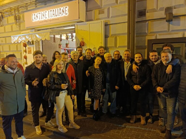 FOTO Aversa, Farinaro e i suoi brindano all’intesa con FdI: in campo Lama, Menditto e Golia. Poi cena con Matacena