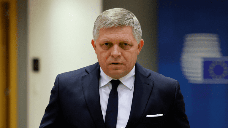 Il primo ministro slovacco Fico operato di nuovo: “È stabile ma ancora molto grave”