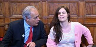 Ilaria Salis non si presenta alla festa di Sinistra Italiana, parla il padre: “Sarà una grande sorpresa per la maggioranza”