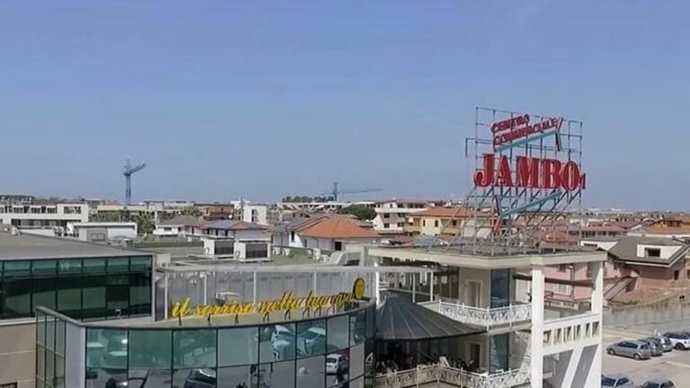 Tragedia a Trentola Ducenta, stroncato a 21 anni da un malore nel parcheggio del centro commerciale Jambo