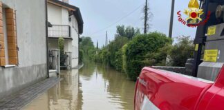 Maltempo in Veneto, il fiume Muson rompe gli argini: vigili del fuoco al lavoro