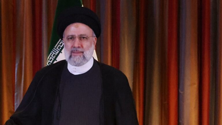 Trovato l’elicottero del presidente iraniano, la tv di stato annuncia: “Ebrahim Raisi è morto”