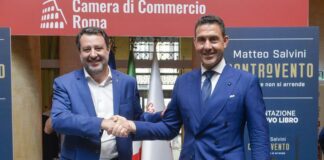 Salvini lancia la candidatura di Vannacci alle europee: “Più a destra non si può”. Fa discutere l’assenza dei big della Lega