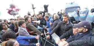 Corteo anti-Vannacci a Napoli, scontri tra manifestanti e forze dell’ordine