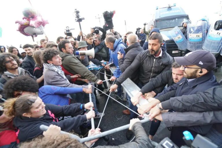 Corteo anti-Vannacci a Napoli, scontri tra manifestanti e forze dell’ordine