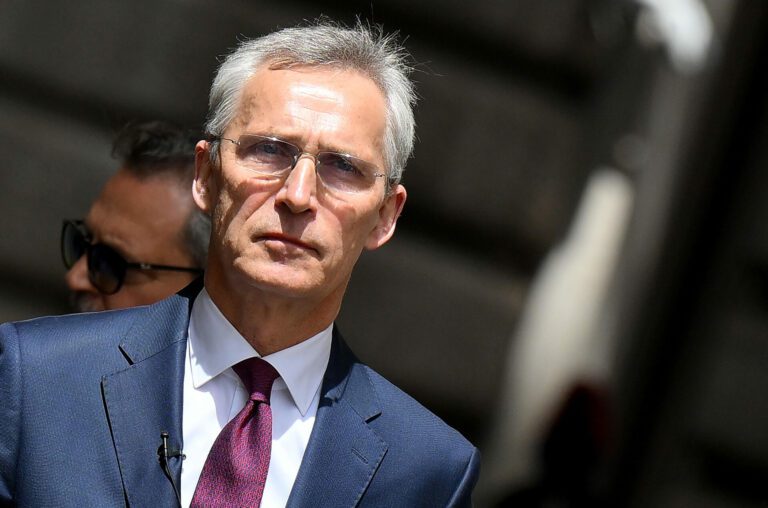 Il segretario della Nato Stoltenberg: “Via il divieto a Kiev contro obiettivi in Russia”. Stop di Salvini: “Non se ne parla”
