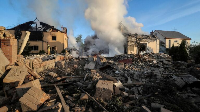 Guerra in Ucraina, truppe russe attaccano su tutto il fronte: 4.000 evacuati dalla regione di Kharkiv