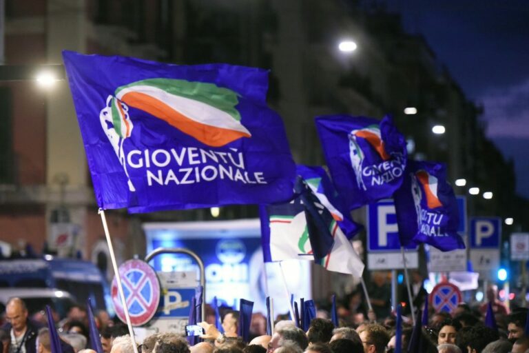 Gioventù Nazionale di FdI nella bufera dopo inchiesta di Fanpage, tra saluti romani e inni al duce. Le opposizioni attaccano
