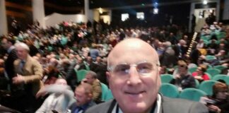 La frase shock del consigliere FdI Giuseppe Marasco: “Siamo abituati a forni crematori”. Poi le scuse: “Mi riferivo alle alte temperature”