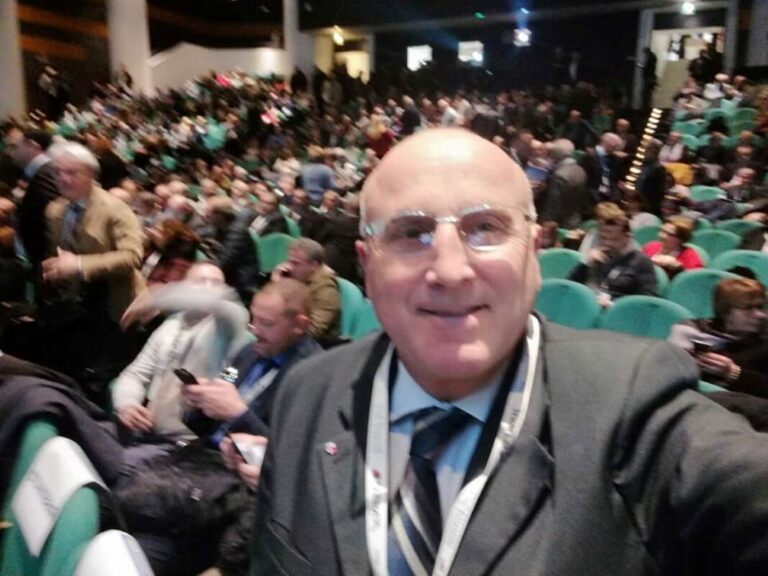 La frase shock del consigliere FdI  Giuseppe Marasco: “Siamo abituati a forni crematori”. Poi le scuse: “Mi riferivo alle alte temperature”