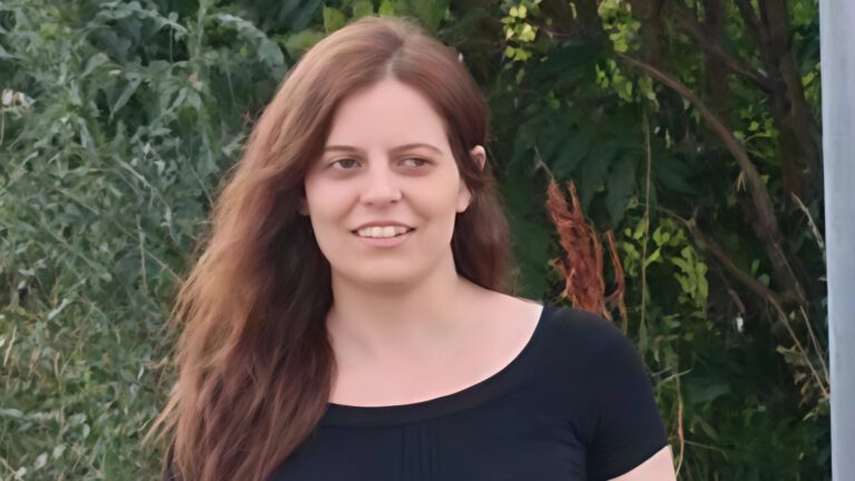 Ilaria Salis debutta al Pe, ma in Lombardia approvata mozione di FdI: “Pignoramento dello stipendio per la casa occupata”
