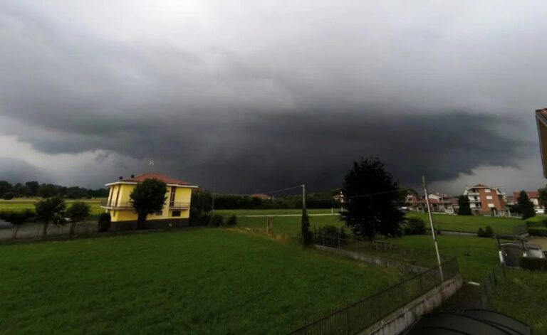 Ancora maltempo al Nord, nubifragi in Valle d’Aosta e Piemonte. Cirio: “Pronti a chiedere lo stato di emergenza”