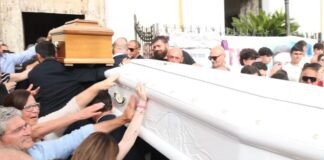 Fratelli Marrandino, applausi e commozione ai funerali di Marco e Claudio: folla commossa all’arrivo delle bare