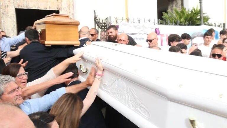 Fratelli Marrandino, applausi e commozione ai funerali di Marco e Claudio: folla commossa all’arrivo delle bare