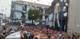 A Cesa i funerali dei fratelli Marrandino, migliaia di persone per l’ultimo addio a Marco e Claudio