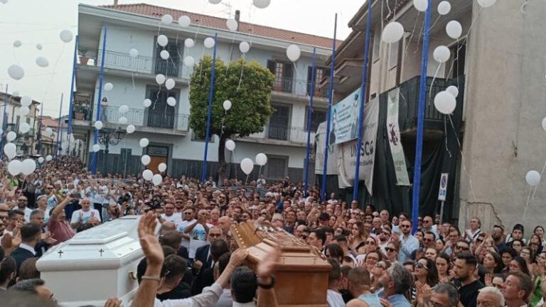 A Cesa i funerali dei fratelli Marrandino, migliaia di persone per l’ultimo addio a Marco e Claudio