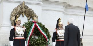 Festa della Repubblica, Mattarella depone la corona d’alloro all’Altare della Patria: al via la parata