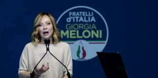 Meloni chiude la campagna elettorale di FdI a Roma e sfida Schlein: “Non sono democratica? Non scappi e risponda”