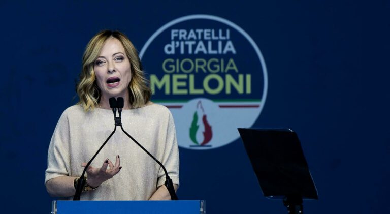 Meloni chiude la campagna elettorale di FdI a Roma e sfida Schlein: “Non sono democratica? Non scappi e risponda”