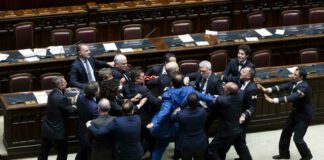 Rissa con pugni e feriti alla Camera durante discussione sull’autonomia, colpito il deputato M5S Donno: cosa è successo