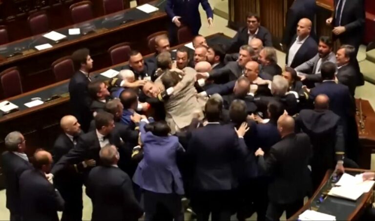 Rissa in Aula, le opposizioni insorgono e contestano il verbale: “Non è stato ‘disordine’, ma aggressione”. Tensione anche in Senato