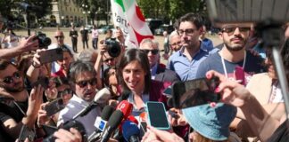 Schlein a Milano attacca Meloni: “Cancella la libertà delle persone”