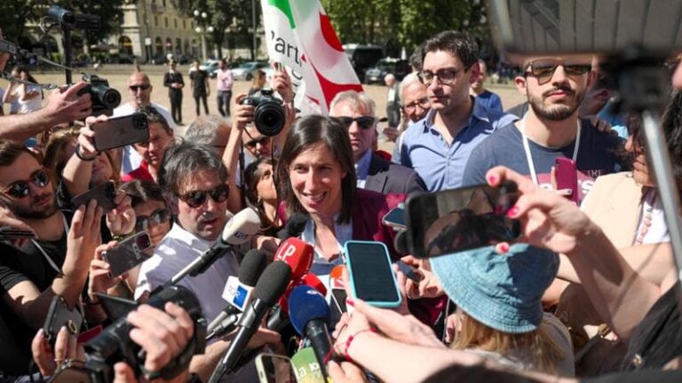 Schlein a Milano attacca Meloni: “Cancella la libertà delle persone”