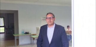 Europee, Toti ha votato questa mattina al seggio di Ameglia accompagnato dalla Gdf