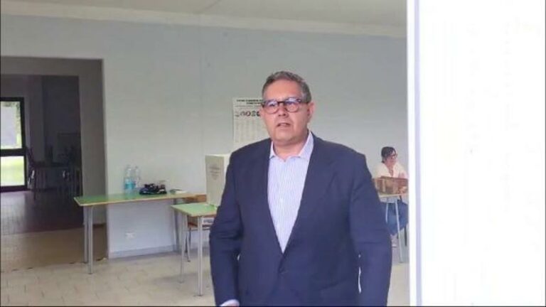 Europee, Toti ha votato questa mattina al seggio di Ameglia accompagnato dalla Gdf