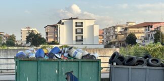 FOTOGALLERY Cesa, isola ecologica stracolma di rifiuti: il sindaco Guida promise che sarebbe stata spostata