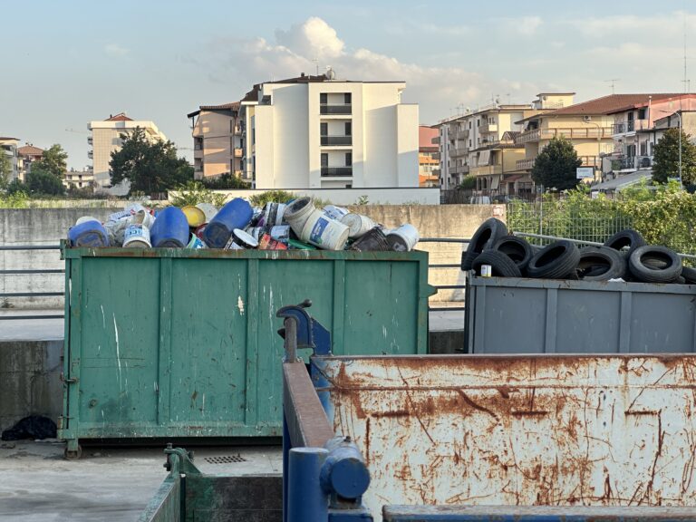 FOTOGALLERY Cesa, isola ecologica stracolma di rifiuti: il sindaco Guida promise che sarebbe stata spostata