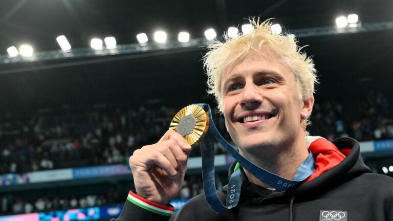 Olimpiadi di Parigi 2024, primo oro per l’Italia: Martinenghi vince i 100 rana