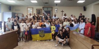 Aversa, il sindaco Matacena incontra nell’aula consiliare i 50 ragazzi ucraini ospiti della Caritas