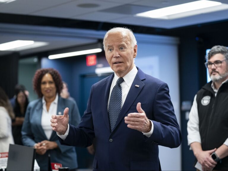 Biden sempre più solo, donatori dem congelano 90 milioni: Obama-Pelosi si muovono nell’ombra