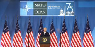 Biden non molla, ma continuano le gaffe: scambia Zelensky per Putin e Kamala Harris per Trump