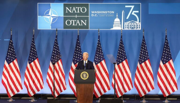 Biden non molla, ma continuano le gaffe: scambia Zelensky per Putin e Kamala Harris per Trump