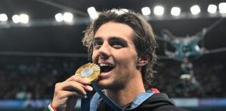 Olimpiadi di Parigi 2024, secondo oro per l’Italia: Ceccon vince nei 100 dorso