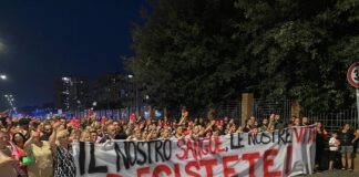 Crollo a Scampia, fiaccolata per ricordare le vittime. Nel 2015 fu ordinato lo sgombero ma non è stato mai eseguito