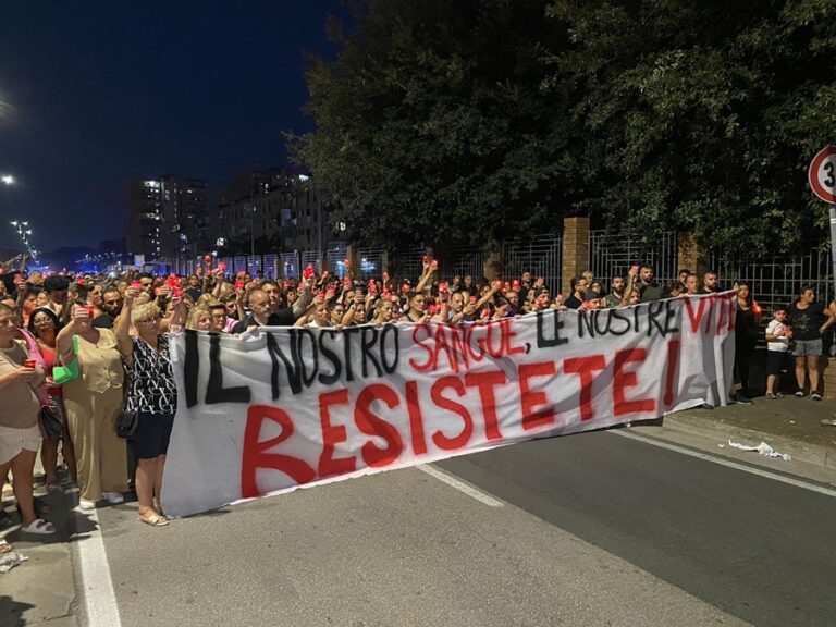 Crollo a Scampia, fiaccolata per ricordare le vittime. Nel 2015 fu ordinato lo sgombero ma non è stato mai eseguito