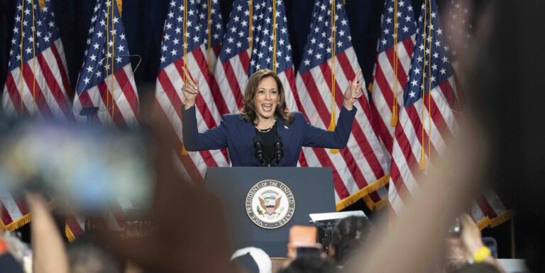 Usa 2024, il primo comizio di Kamala Harris: “Unirò i dem e vinceremo”. Nei sondaggi supera Trump
