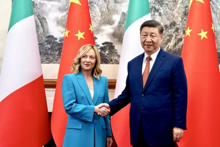 Meloni in Cina: “Pechino la smetta di sostenere la Russia. Commissario? Contatti con von der Leyen”