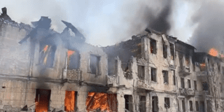 Guerra in Ucraina, missili russi colpiscono un ospedale pediatrico: “Ci sono persone sotto le macerie”