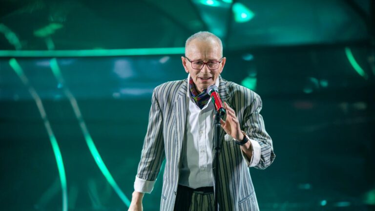Lutto nel mondo della musica, morto Pino D’Angiò: addio al cantautore napoletano simbolo degli anni ’80